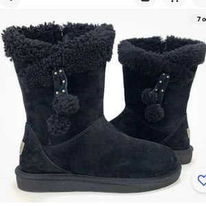 UGG Women’s SIZE 5 Plumdale Cuff Short Winter Boots With Pom Pom Black M1102933